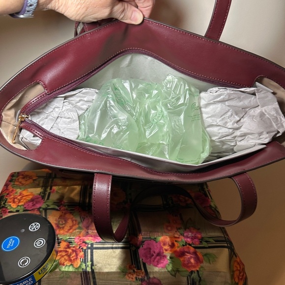 NWT Michael Kors Tote. - Picture 3 of 4